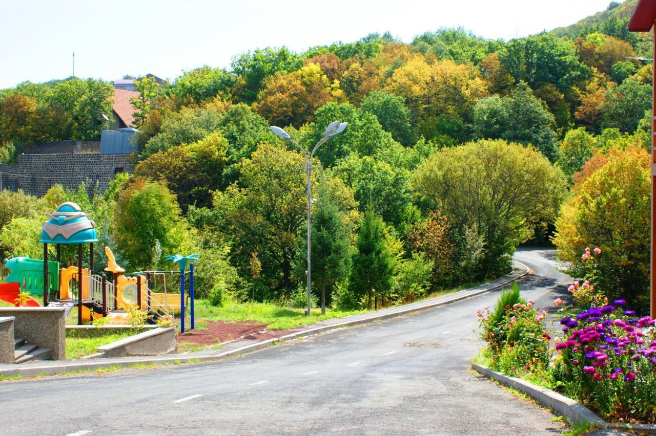 Tsaghkahovit Hotel ซากาดซอร์ ภายนอก รูปภาพ