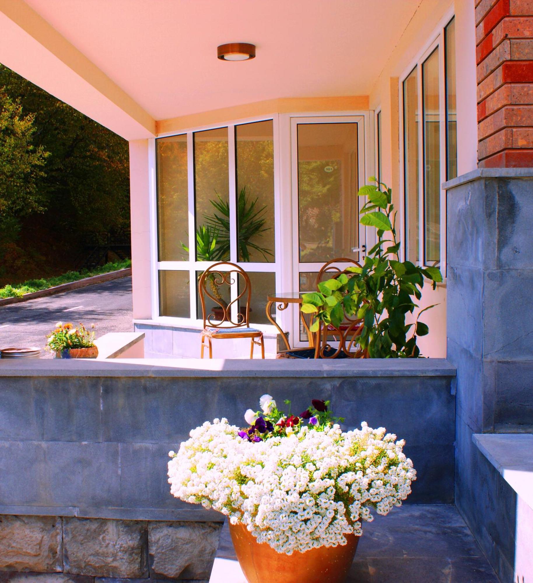 Tsaghkahovit Hotel ซากาดซอร์ ภายนอก รูปภาพ